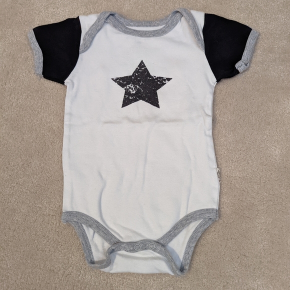 3/$15 Set of 2 Size 24 months Sleeper and Onesie - Picture 7 of 16